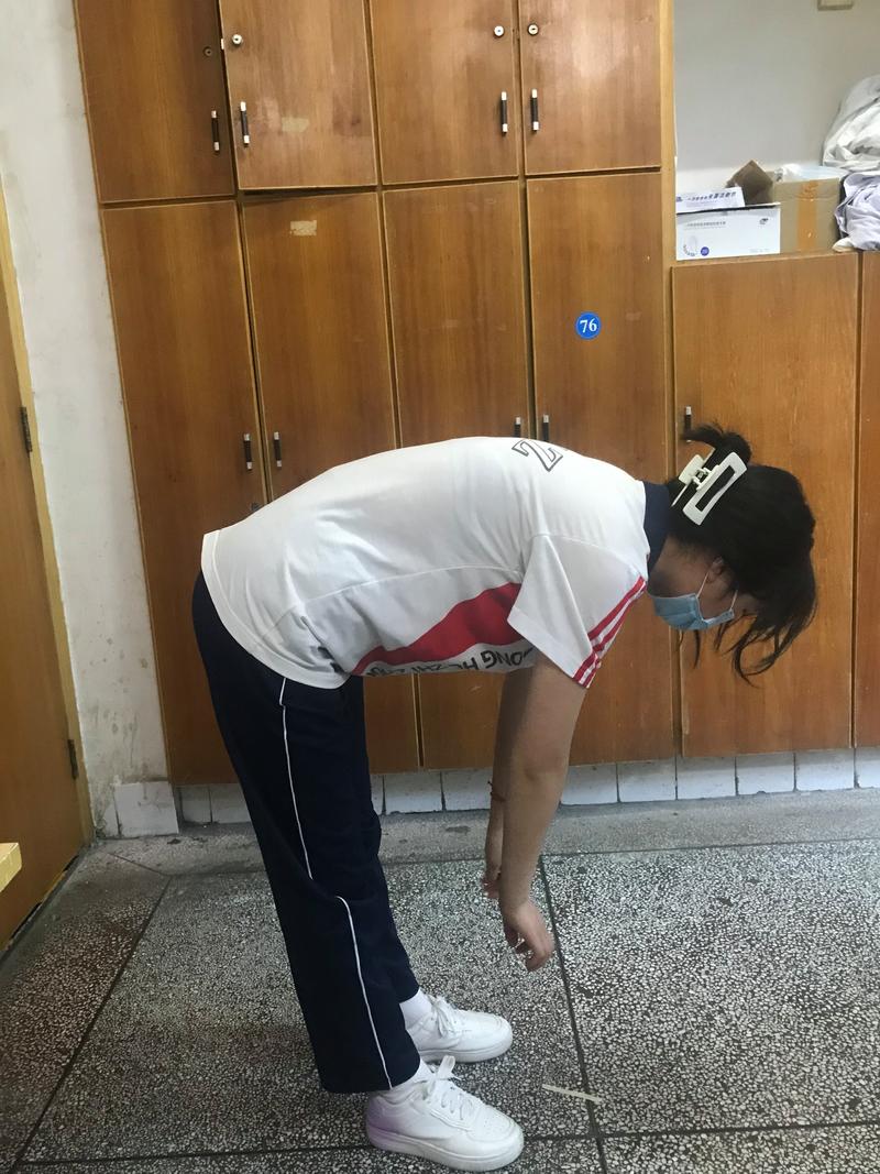 正确弯腰捡东西腰背姿势示范图