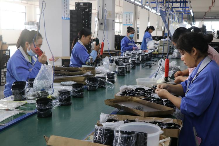电子组装车间工人精细动作操作实拍