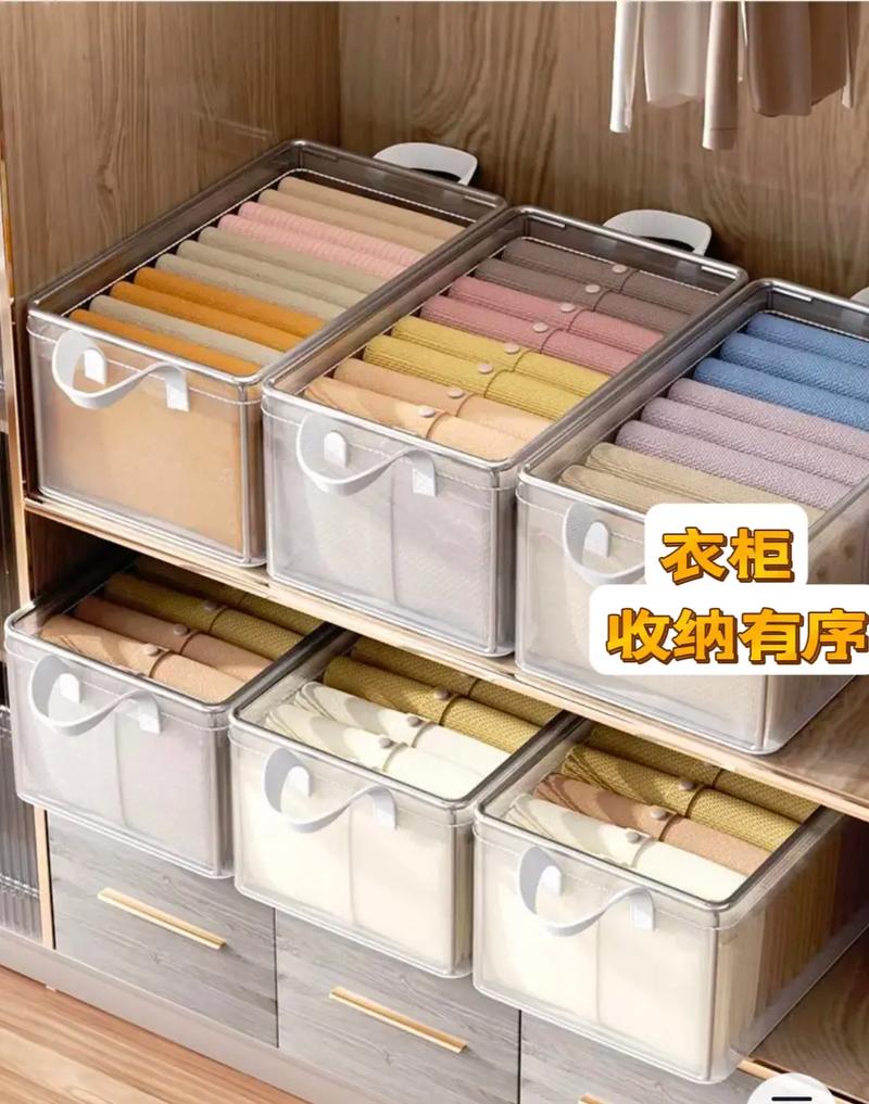 衣帽间透明塑料收纳筐分类放置T恤牛仔裤实景