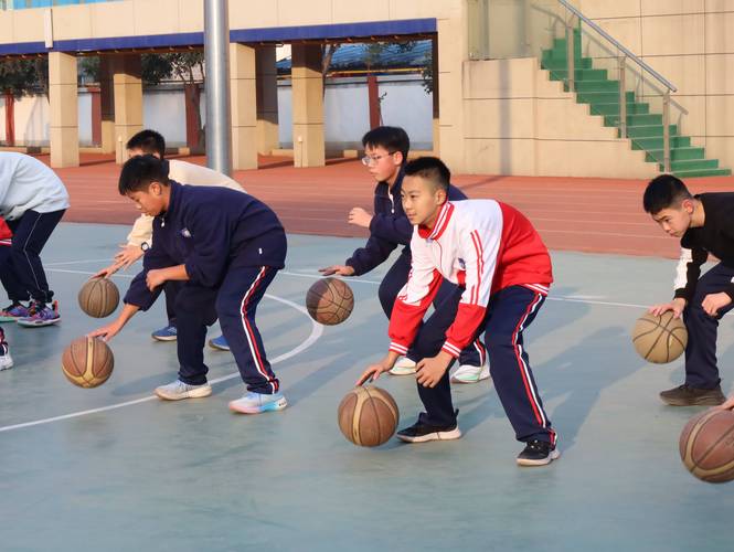 中学体育课篮球训练现场实拍