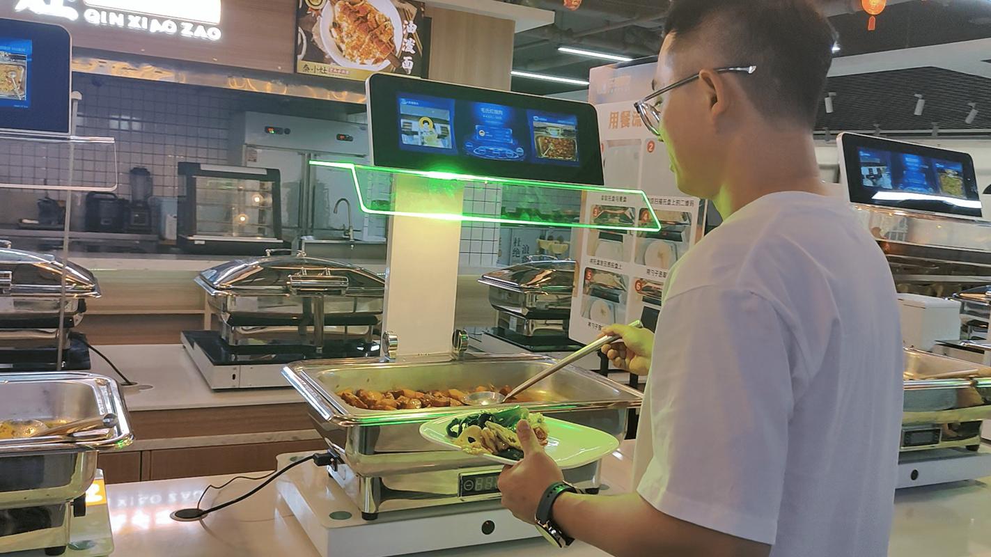 视障人士在厨房使用智能语音秤称量食材