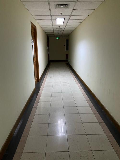成都火车站周边破旧酒店走廊