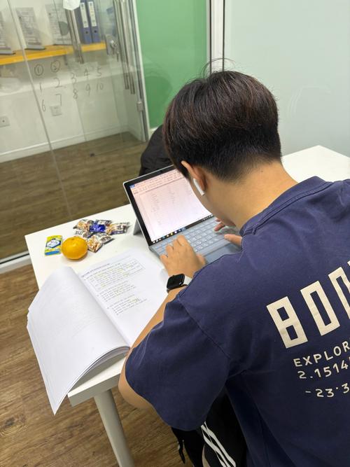 应届生裸辞后坐在出租屋书桌前查招聘信息的真实场景