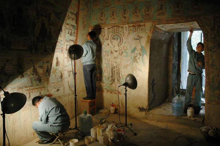 文保人员修复古代壁画工具操作台
