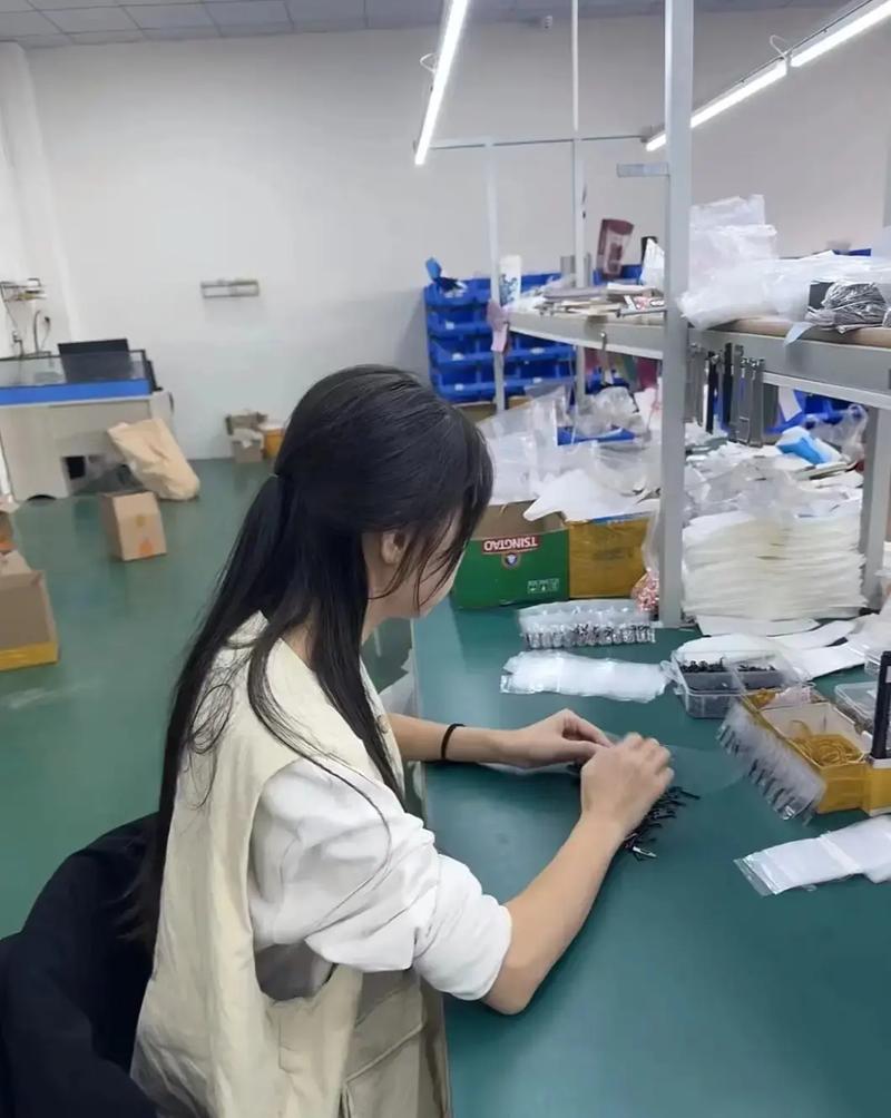 工厂员工拿着手机在车间录制语音日记