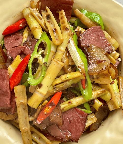 湖北南漳农家乐冬笋炒南漳腊肉成品图