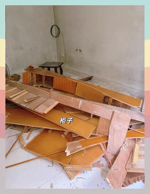 旧房颗粒板柜体拆除施工现场