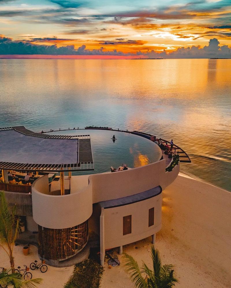 马尔代夫奢华水上屋夕阳航拍全景