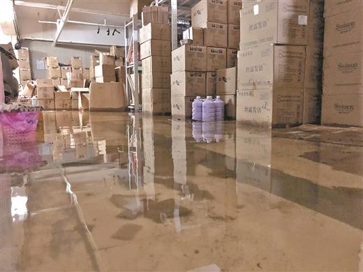 社区副食店仓库进水临期食品被泡现场图