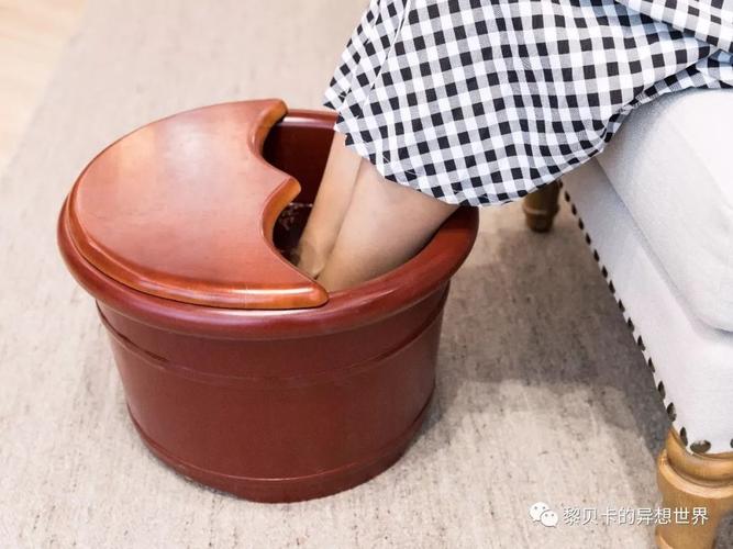 2. 折叠泡脚桶+一次性泡脚袋：暴走后的‘续命法宝’