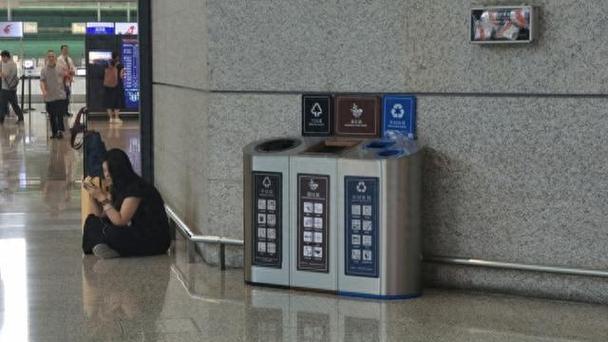 机场晨光中的垃圾桶与航站楼