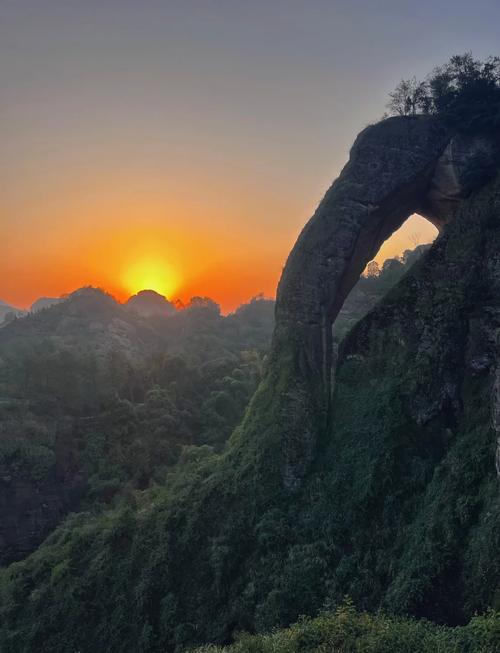 江西龙虎山千年象鼻山观景台晨景