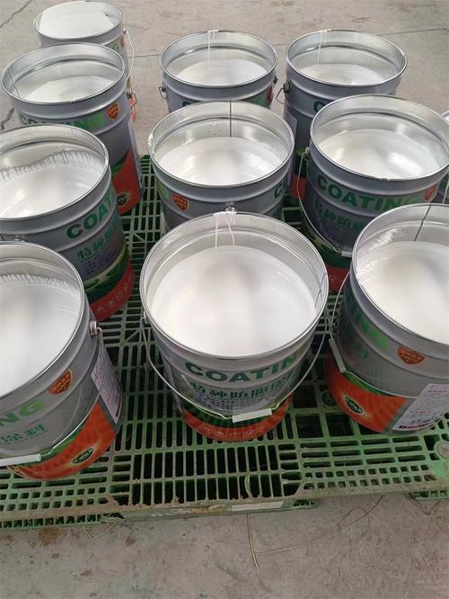 工地现场堆放的白桶无标工程装涂料