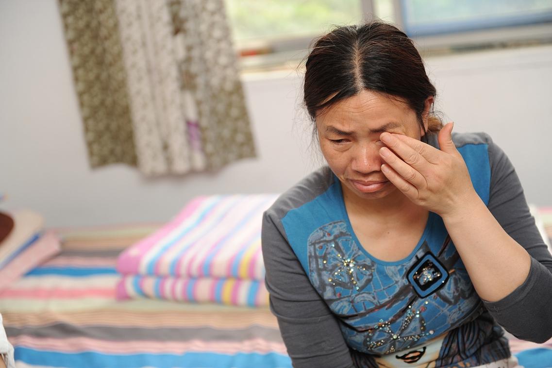 产后工业职场妈妈公园独坐流泪图