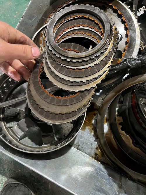 拆解后变矩器锁止离合器磨损摩擦片实物图