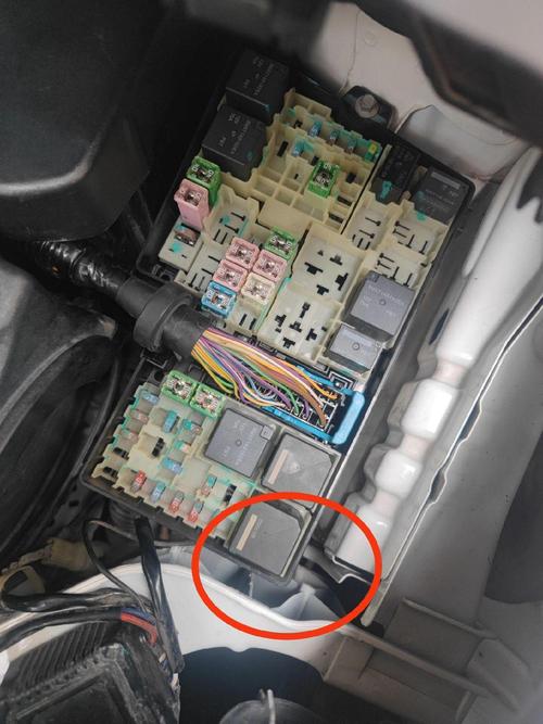 汽车发动机舱保险盒内部继电器排布实拍