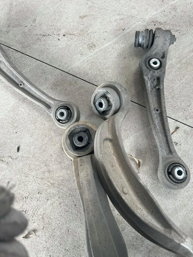 维修师傅用塞尺测量汽车摆臂衬套间隙