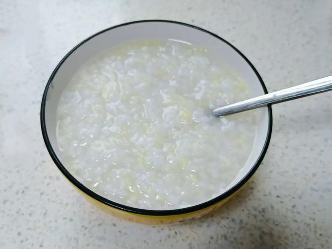 餐桌上放着白粥配咸萝卜条的日常场景