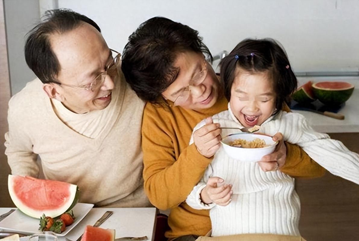 客厅老人追喂三岁幼儿吃饭场景