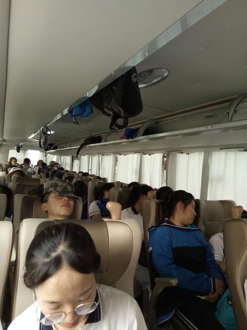 中小学生研学旅行大巴车内打瞌睡场景