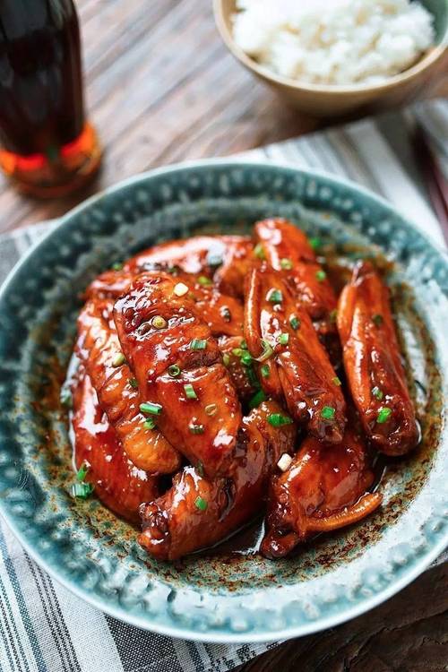 家常可乐鸡翅装盘后配米饭的实拍图