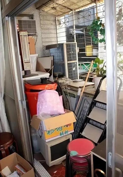 阳台堆着半旧发黄透明收纳箱的生活场景