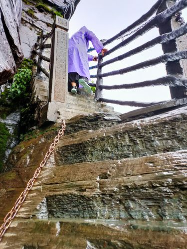 梵净山秋季云雾中铁索登山步道