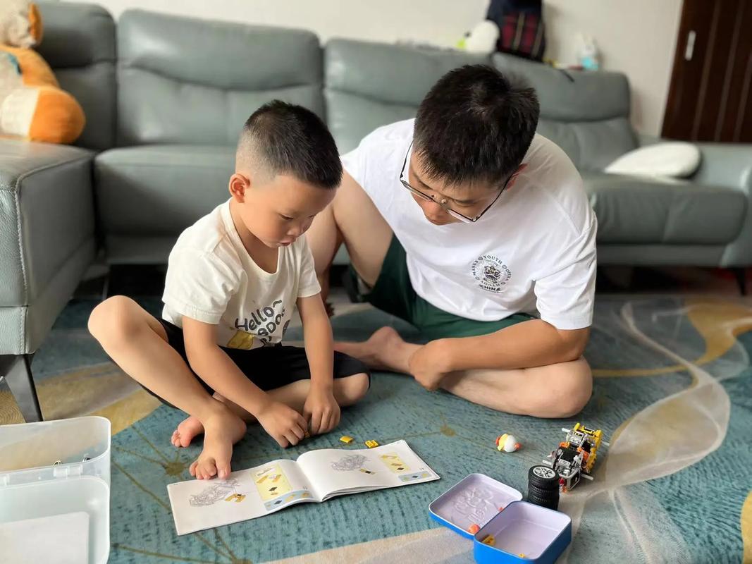 父亲陪伴哭泣幼童搭积木