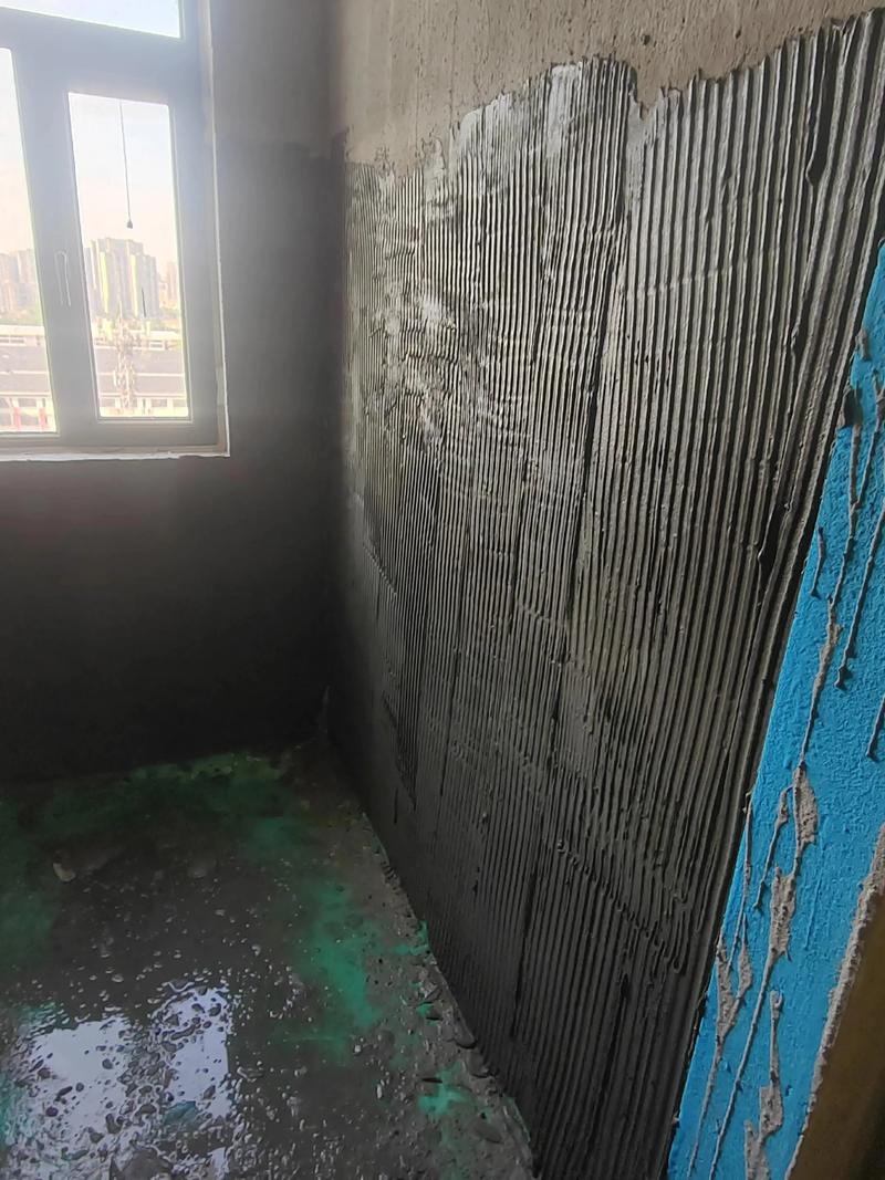 瓦工贴砖前墙面拉毛处理