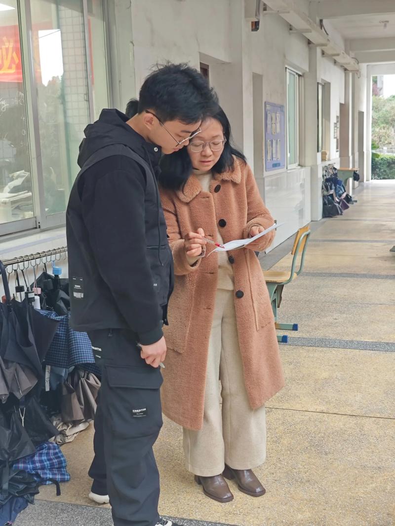 老师与学生一对一辅导讨论学习计划
