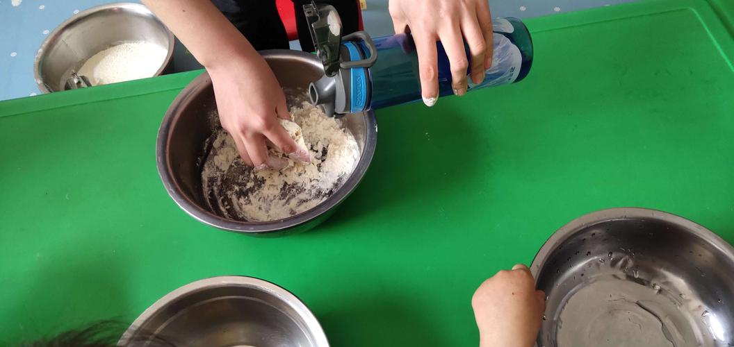 幼儿用手抓面条涂抹墙壁场景