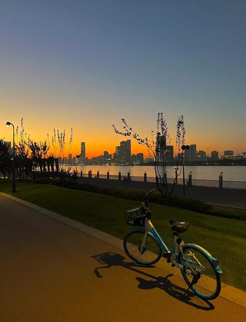 城市滨江步道黄昏休闲场景