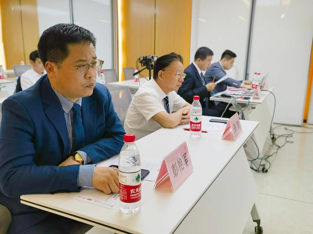 刑事辩护团队集体研讨案件证据材料现场