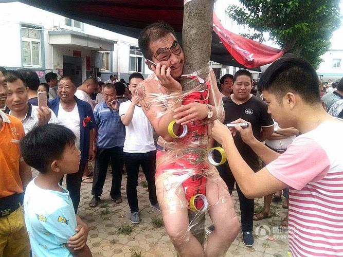婚礼兄弟团过度整蛊新郎绑电线杆