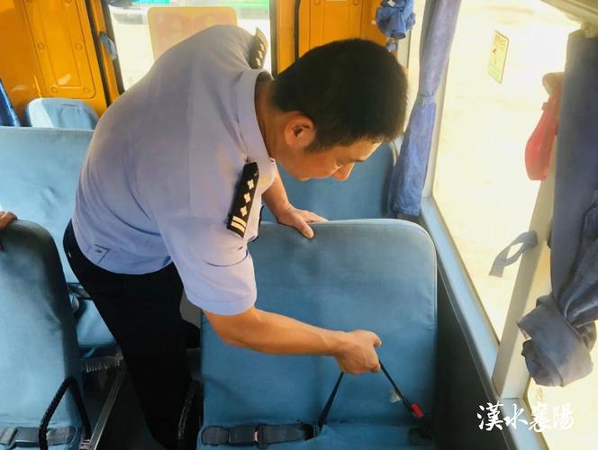 校车安全带使用现状实拍