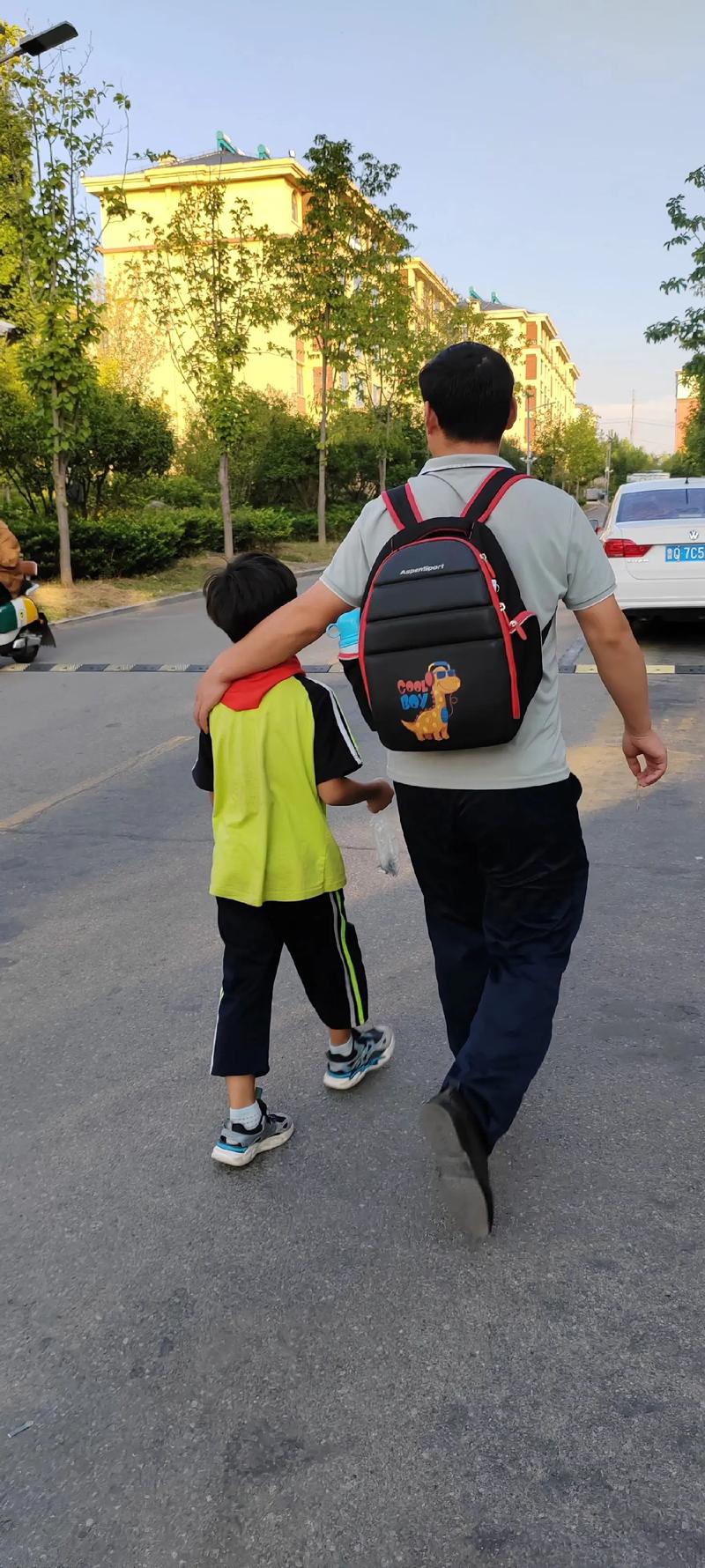 孩子开心奔向放学后接自己的爸爸