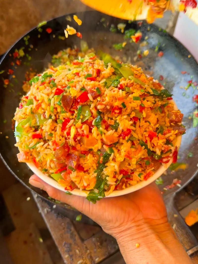 第四站:夜市的“怪噜饭”——剩菜的狂欢