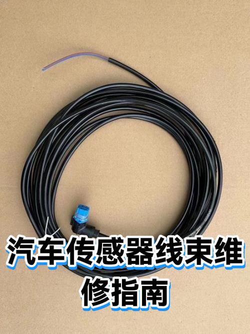 汽车维修师傅用试灯搭机舱线束插头测通断实景