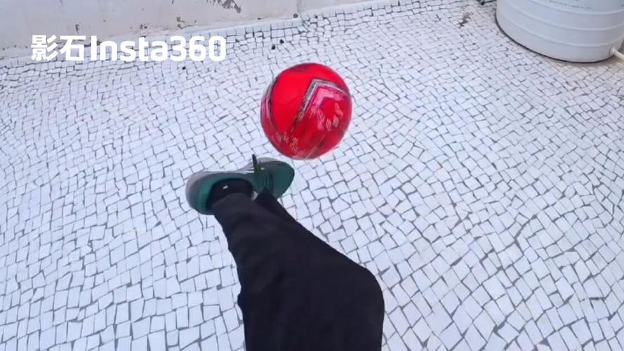 游乐场里5岁男孩对着帮他捡球的邻居阿姨皱眉说话的场景