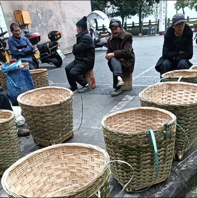 景德镇早市摊贩竹编