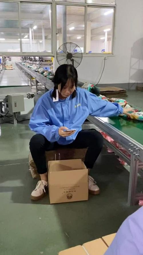 制造业倒班员工休息区刷手机查余额场景