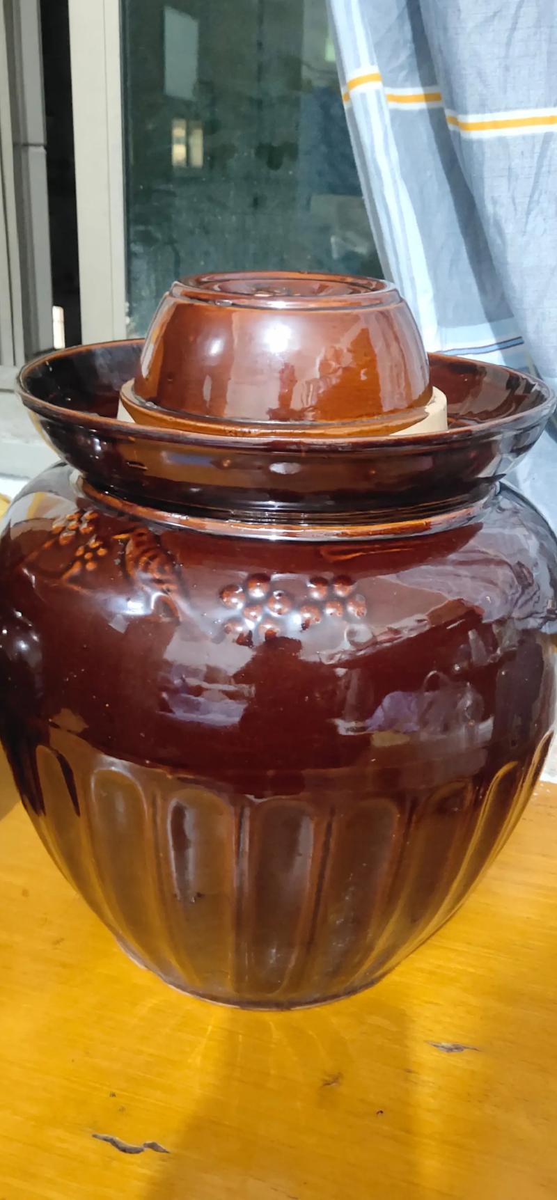 传统韩式泡菜发酵坛子特写