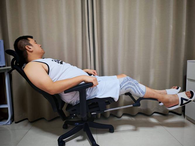 办公室椅子腰背缓解动作实拍图