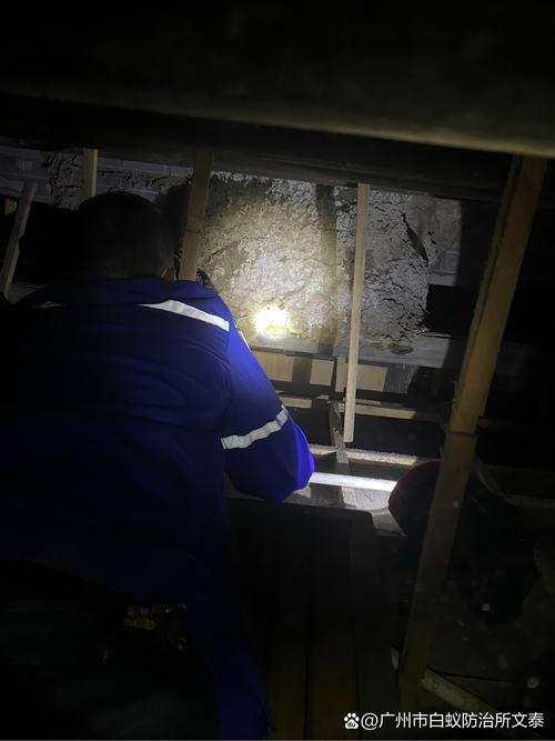 夜班工人下班后疲惫靠墙休息