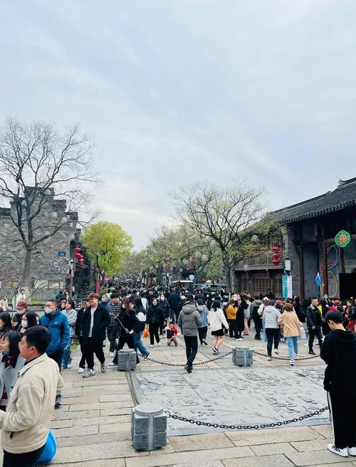 老门东景区拥挤人流手机信号弱场景实拍