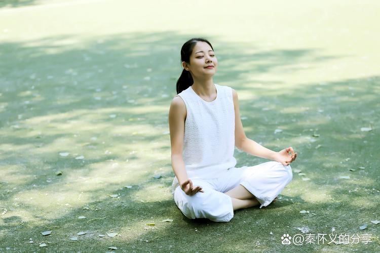 昏暗教室中学生闭眼静坐冥想练习