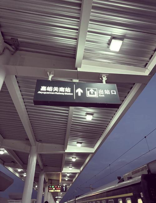 嘉峪关南站公交站台12路线路指示牌