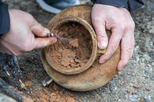 民间收藏者山上挖掘出土陶罐现场