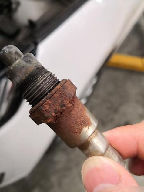 汽车前氧传感器插头氧化锈蚀实拍