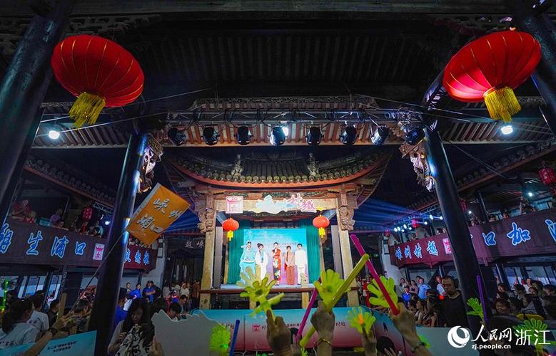 嵊州城隍庙戏台上演越剧的民间票友
